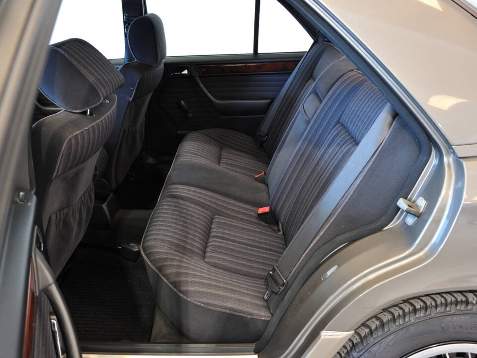 Image 10/25 of Mercedes-Benz 200 E (1992)