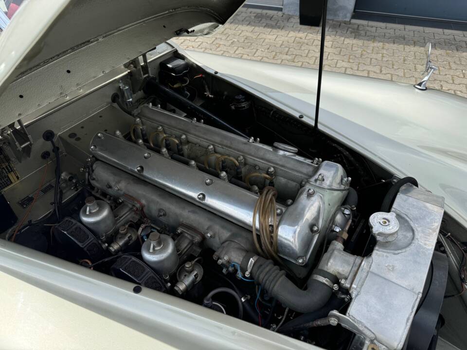 Image 16/17 of Jaguar XK 120 SE OTS (1953)