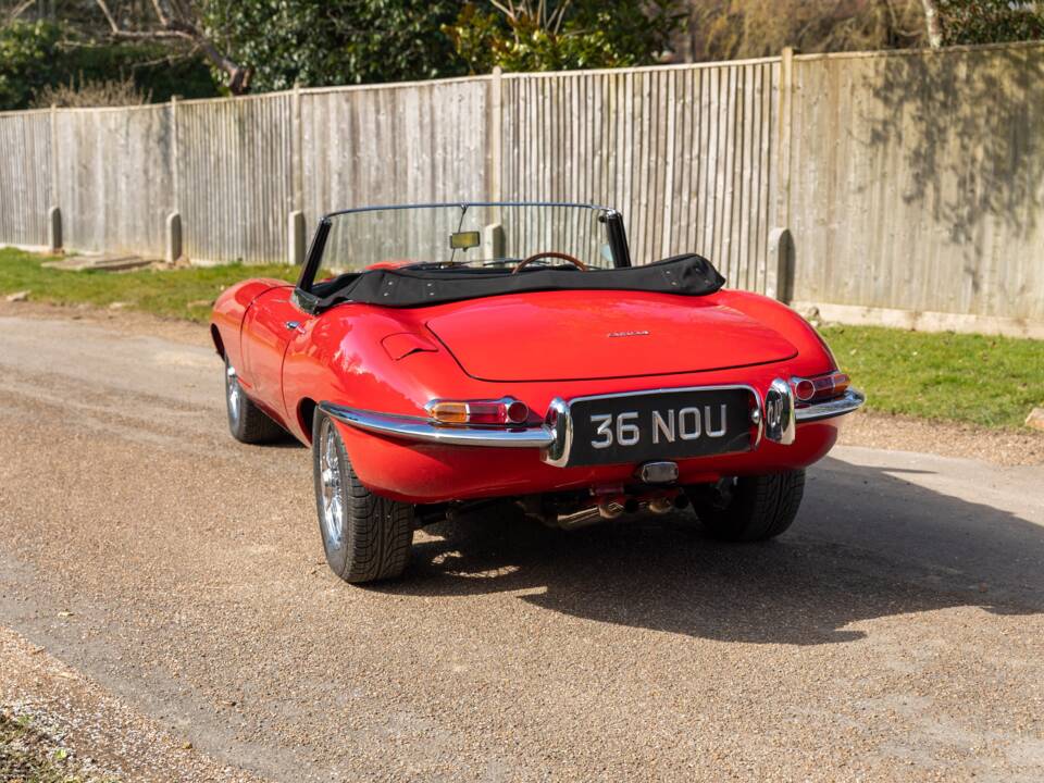 Image 12/44 of Jaguar E-Type 3.8 (1962)