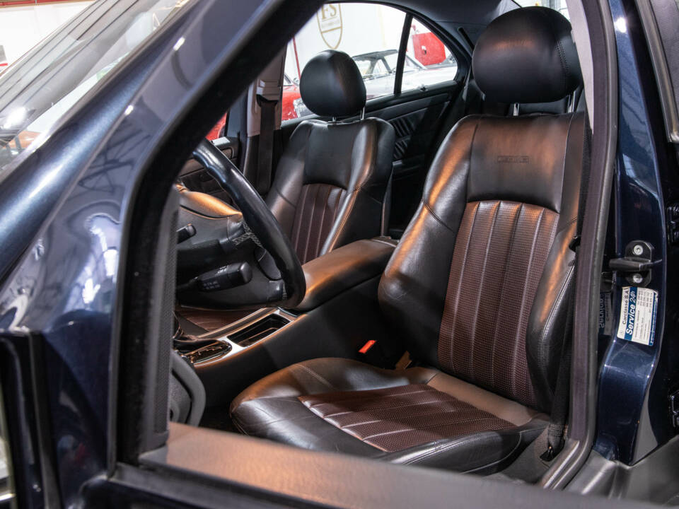Bild 13/18 von Mercedes-Benz C 32 AMG (2001)