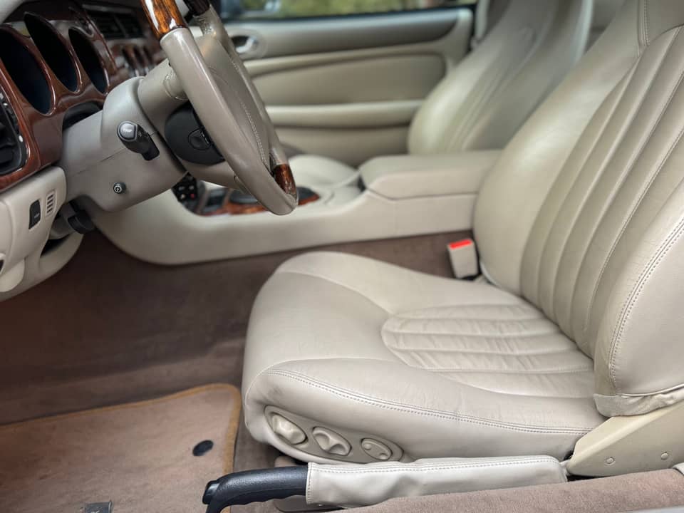 Image 38/40 de Jaguar XKR (1998)