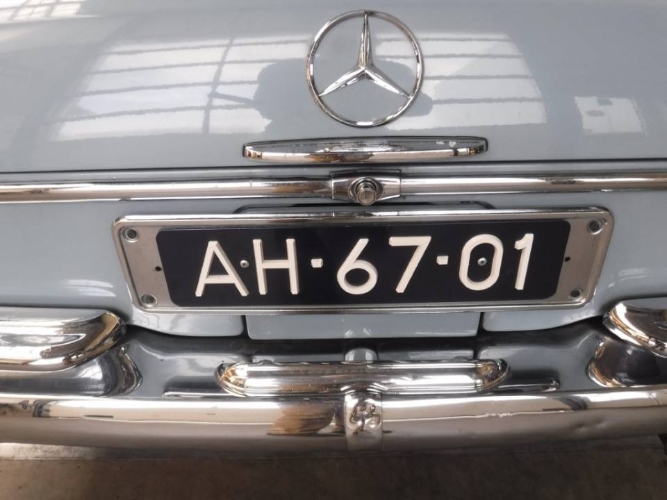 Immagine 22/50 di Mercedes-Benz 220 SE b (1963)