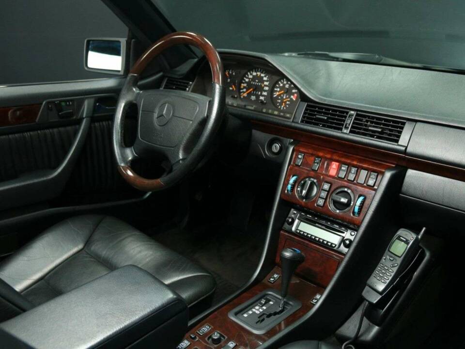 Immagine 21/30 di Mercedes-Benz E 320 (1997)