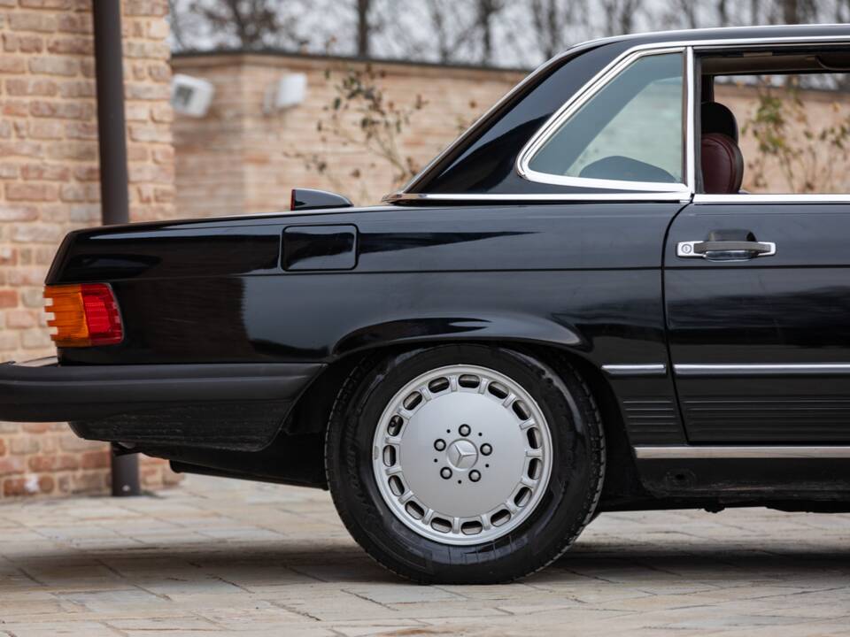 Afbeelding 16/50 van Mercedes-Benz 560 SL (1986)