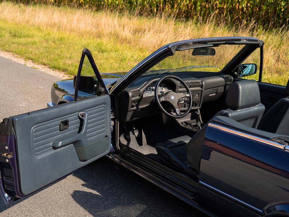 Immagine 12/35 di BMW 320i (1988)