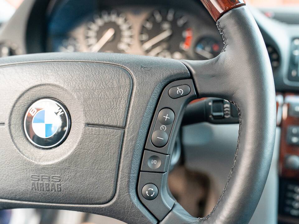 Image 44/55 of BMW 740i (1997)