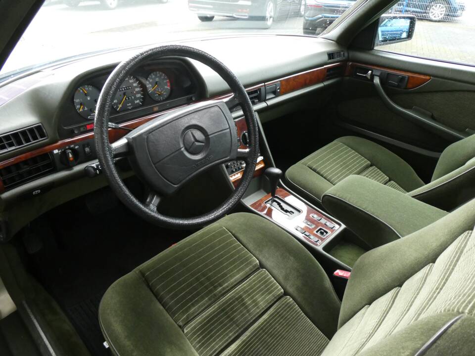 Image 8/23 of Mercedes-Benz 380 SEC (1982)