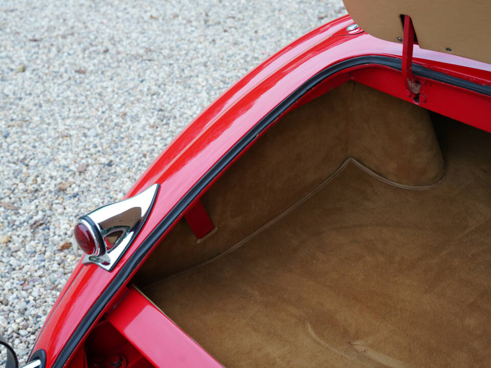 Image 23/50 of Jaguar XK 120 OTS (1954)