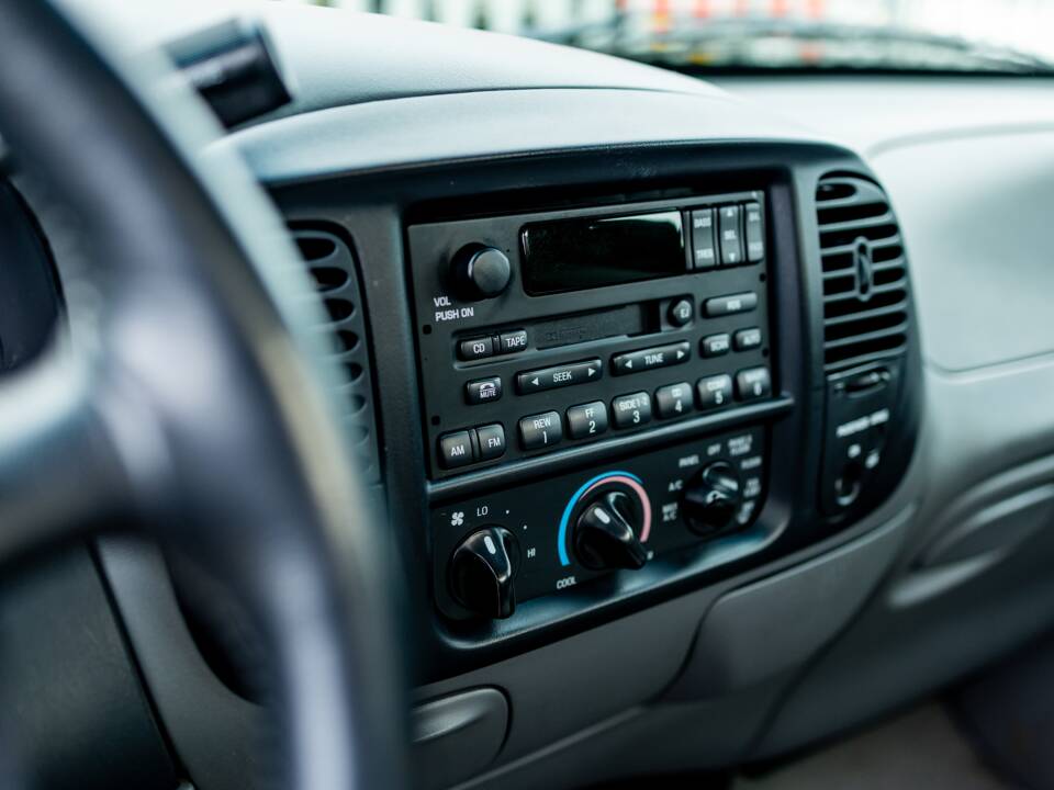 Image 39/50 of Ford F-150 SVT Lightning (2002)