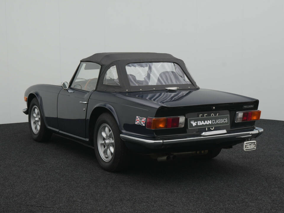 Image 3/33 of Triumph TR 6 (1969)