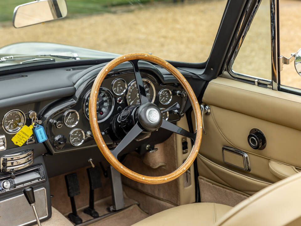 Immagine 44/57 di Aston Martin DB 6 Volante (1969)
