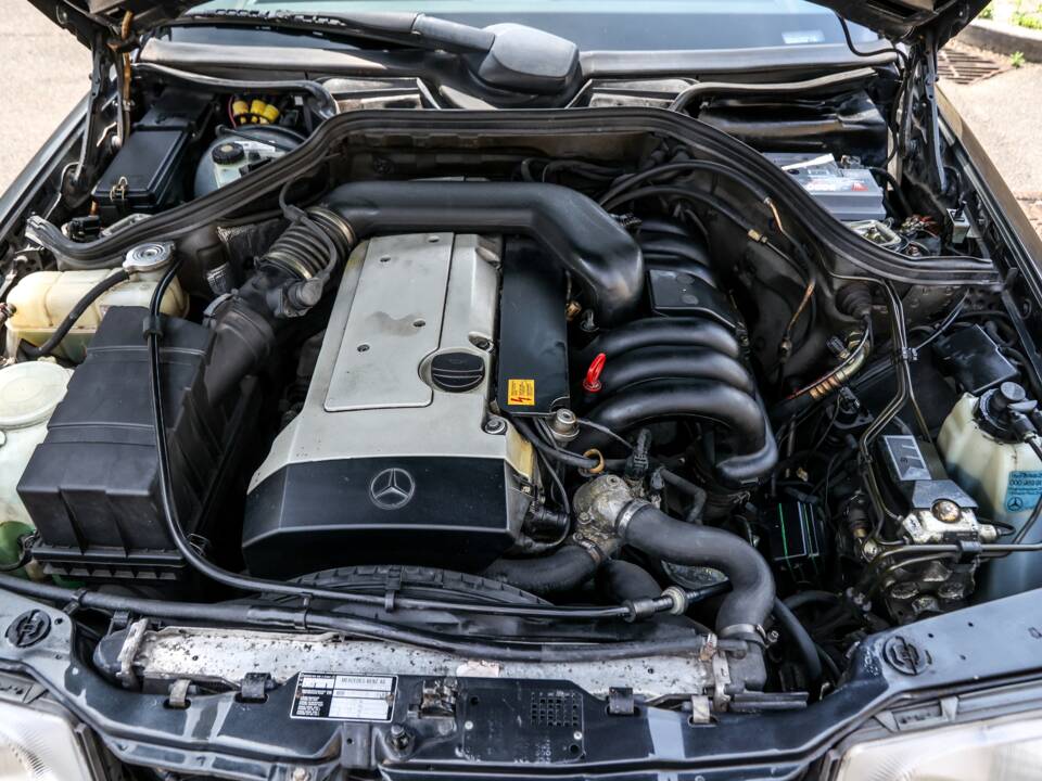 Image 29/37 of Mercedes-Benz E 320 (1995)