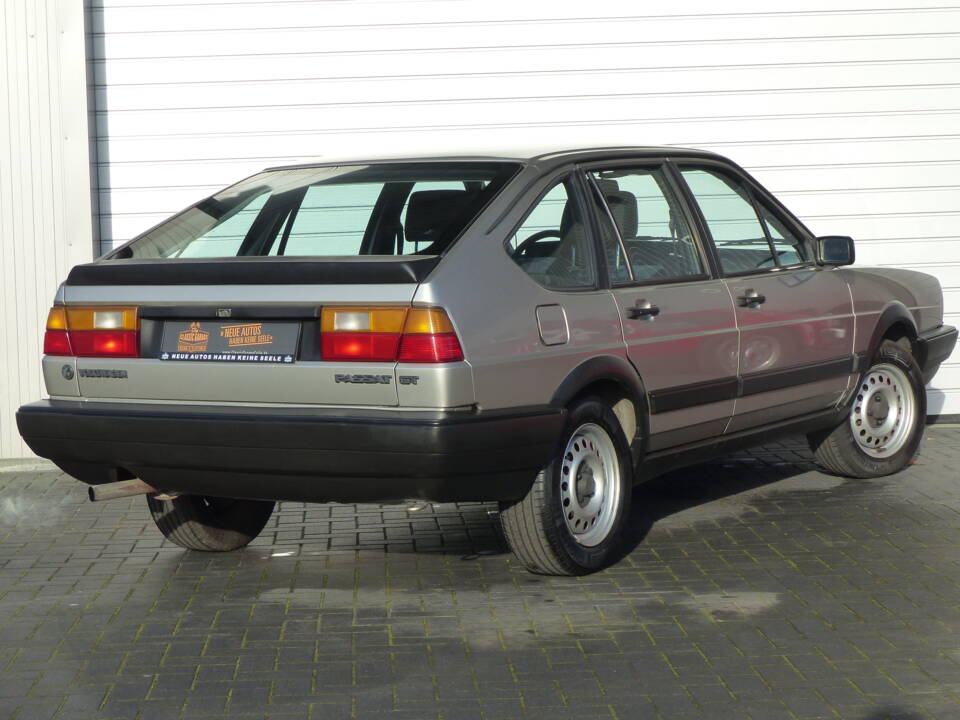 Image 3/11 of Volkswagen Passat  2.2 (1987)