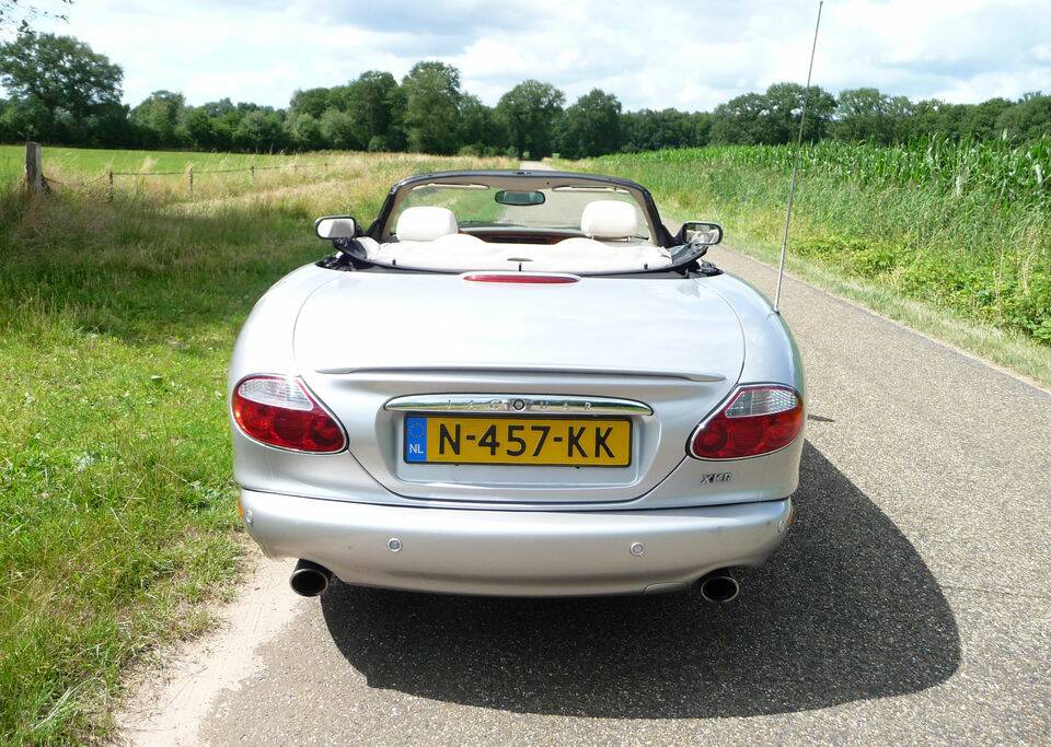 Image 7/8 of Jaguar XKR (2001)