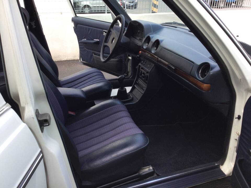 Immagine 15/39 di Mercedes-Benz 240 TD (1983)
