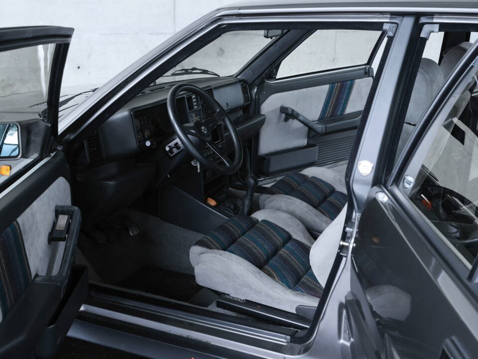 Image 22/50 of Lancia Delta HF Integrale (1988)