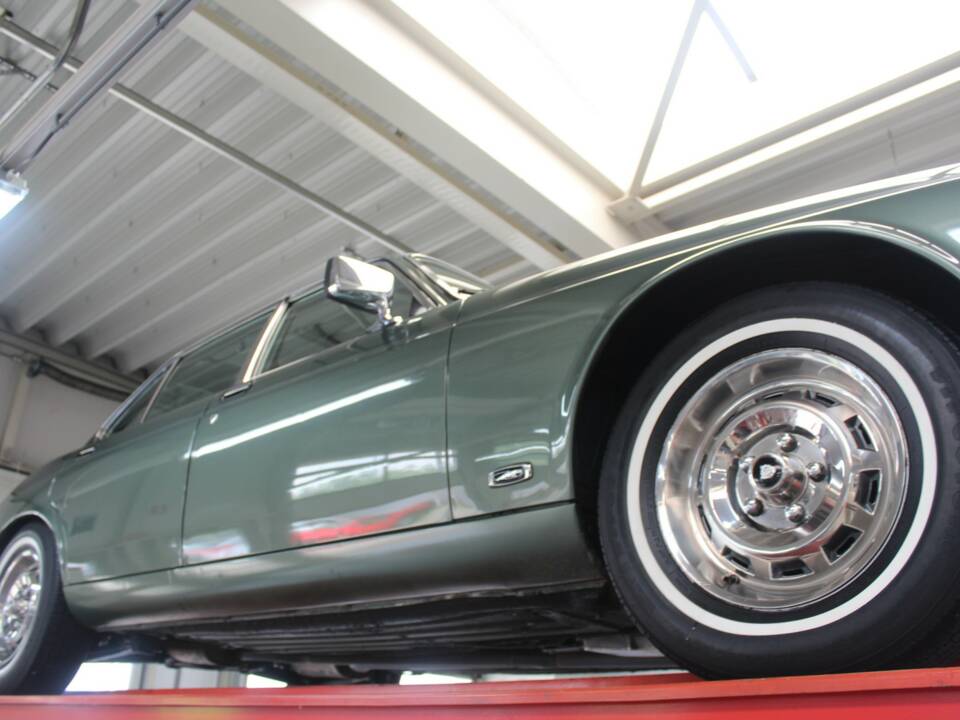 Image 10/50 of Jaguar XJ 6 4.2 (1985)