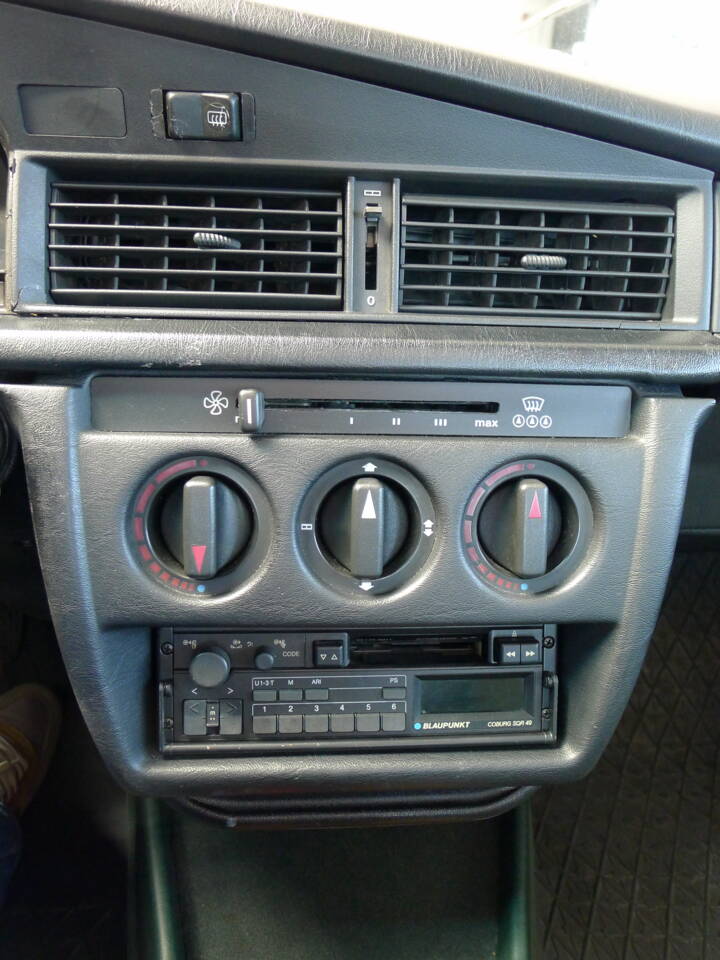Bild 37/37 von Mercedes-Benz 190 E (1989)