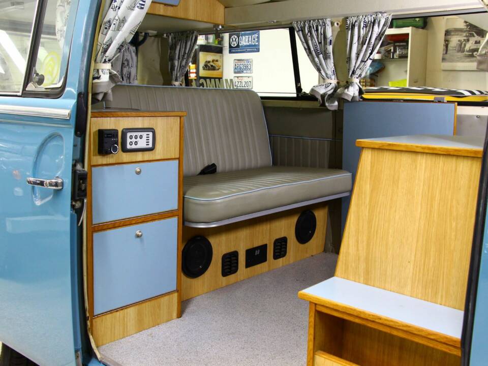 Image 26/33 of Volkswagen T2a minibus (1970)