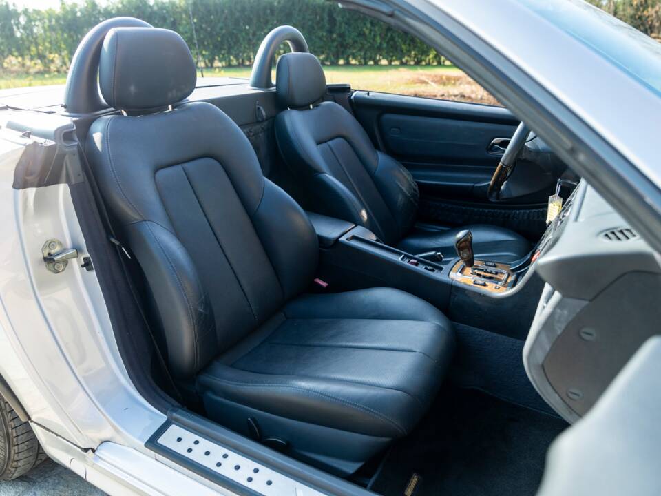 Image 22/48 of Mercedes-Benz SLK 320 (2001)