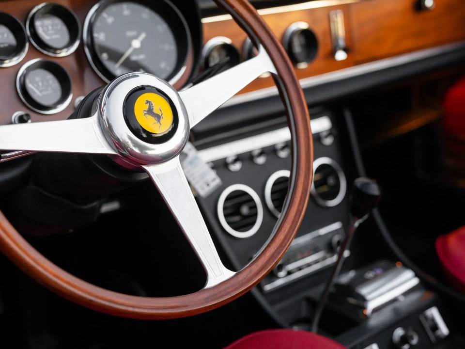 Afbeelding 33/50 van Ferrari 330 GTS (1968)