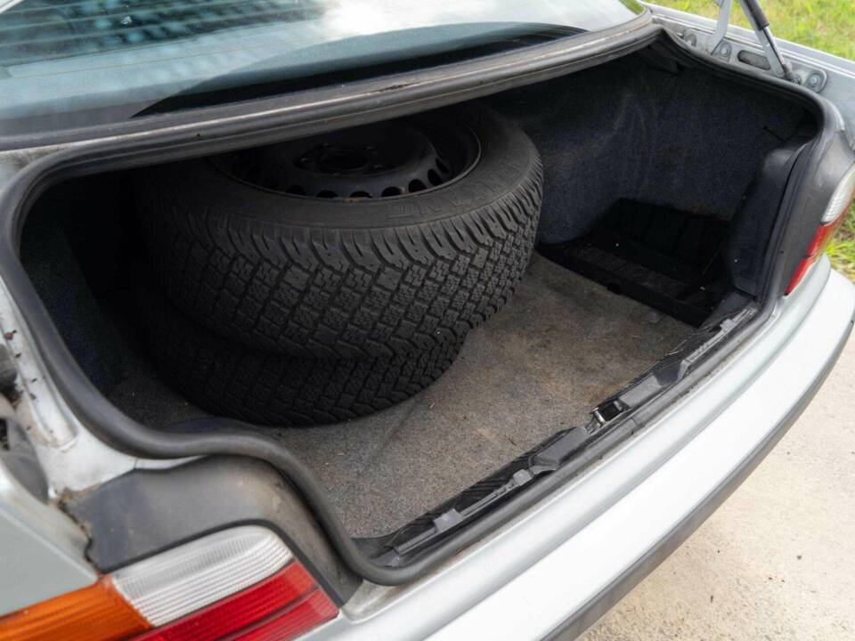 Image 27/40 de BMW 320i (1994)
