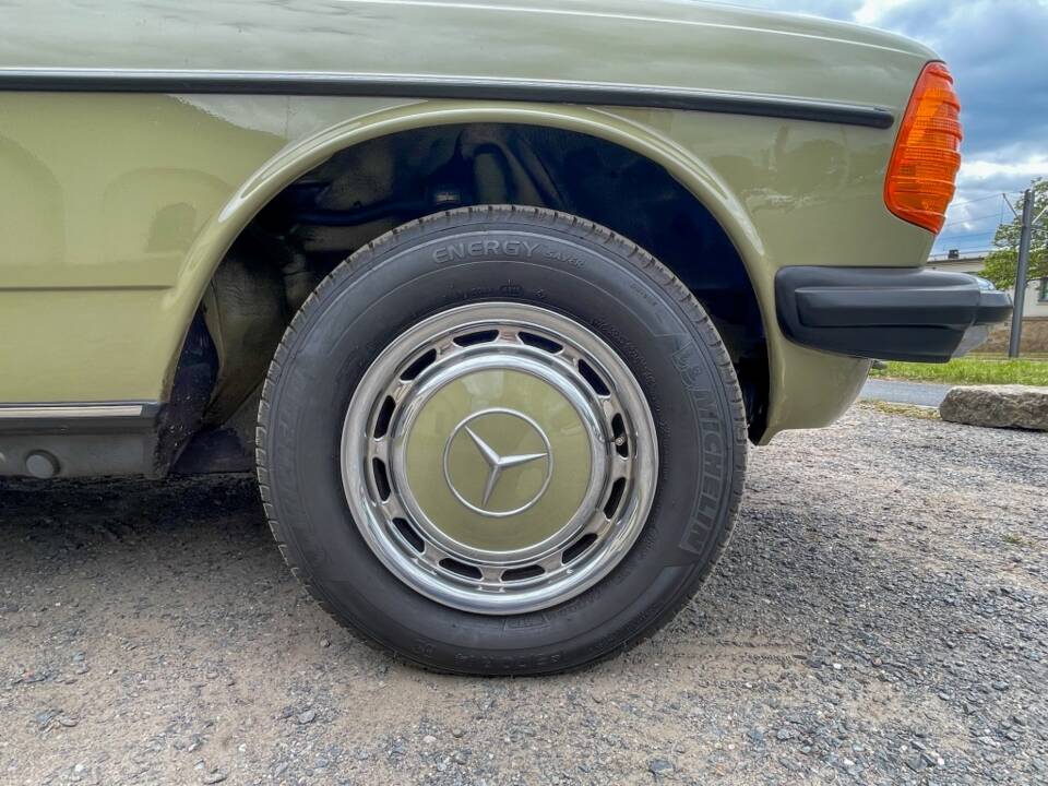 Image 13/34 of Mercedes-Benz 200 T (1983)