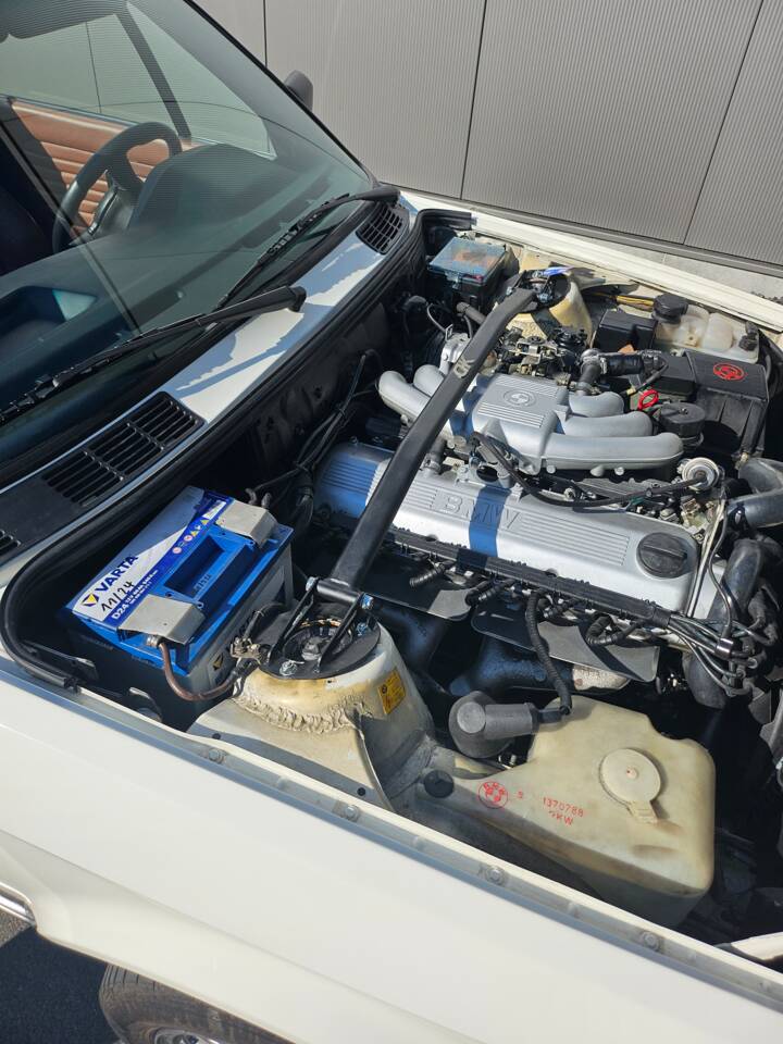 Immagine 45/67 di BMW 320i (1990)