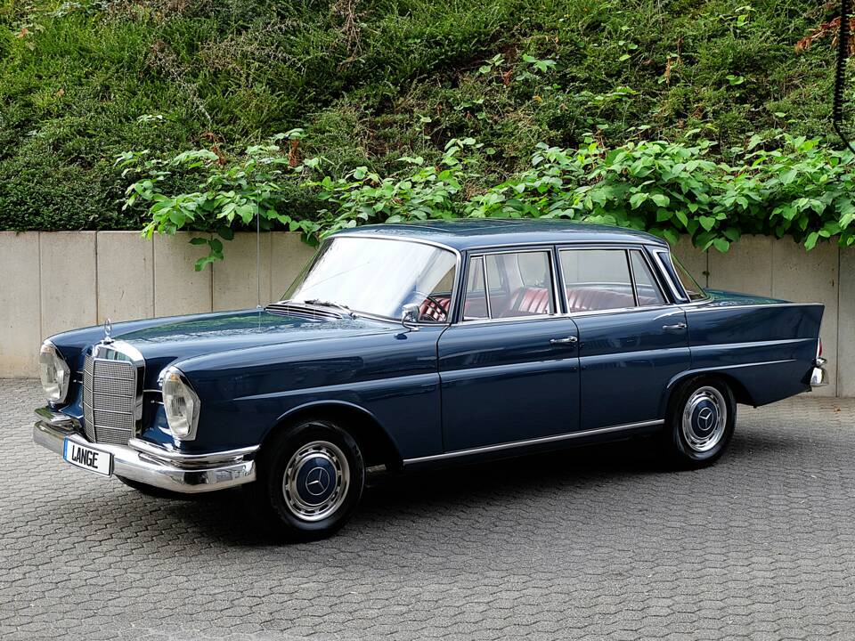 Image 18/76 de Mercedes-Benz 220 S b (1963)