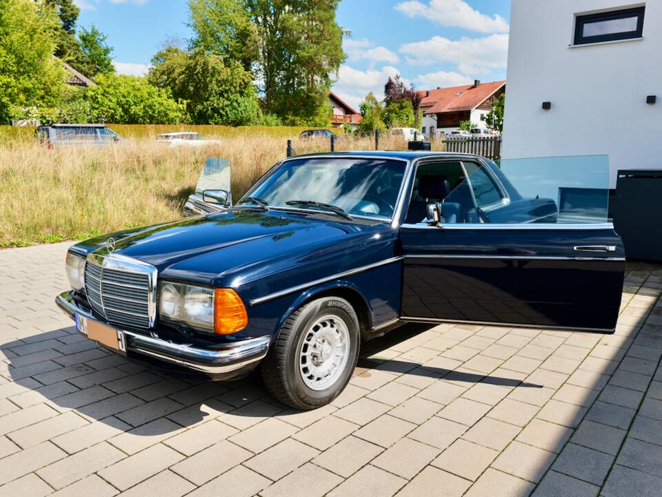 Bild 62/99 von Mercedes-Benz 230 CE (1983)