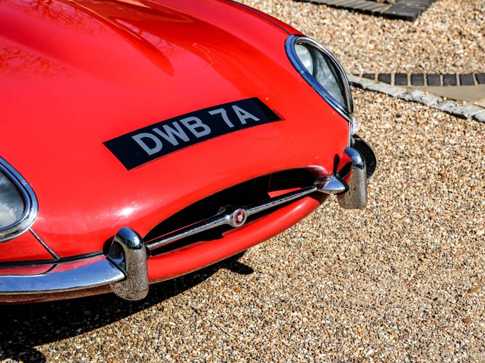 Image 21/41 de Jaguar E-Type (1968)