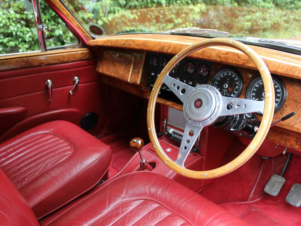 Image 13/24 of Jaguar Mk II 3.8 (1963)