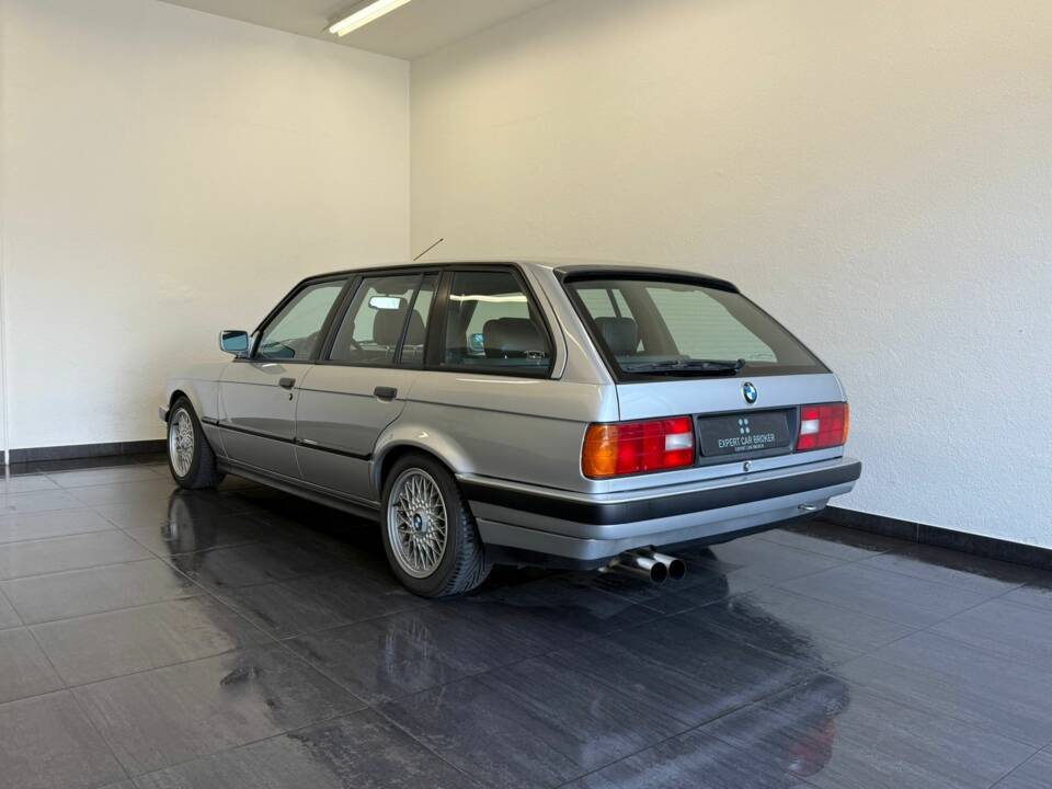 Immagine 6/50 di BMW 325i Touring (1992)