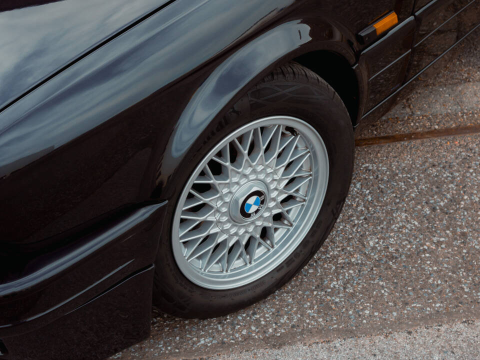 Image 4/42 of BMW 320is (1989)