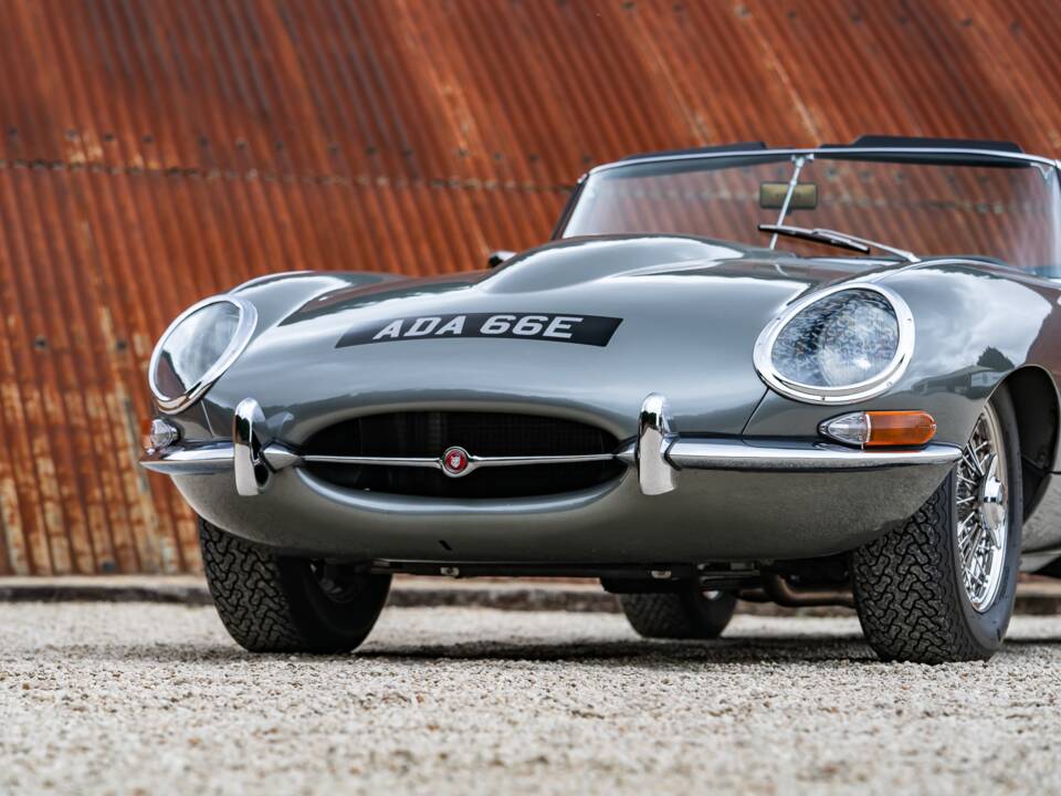 Image 16/34 de Jaguar E-Type (1968)