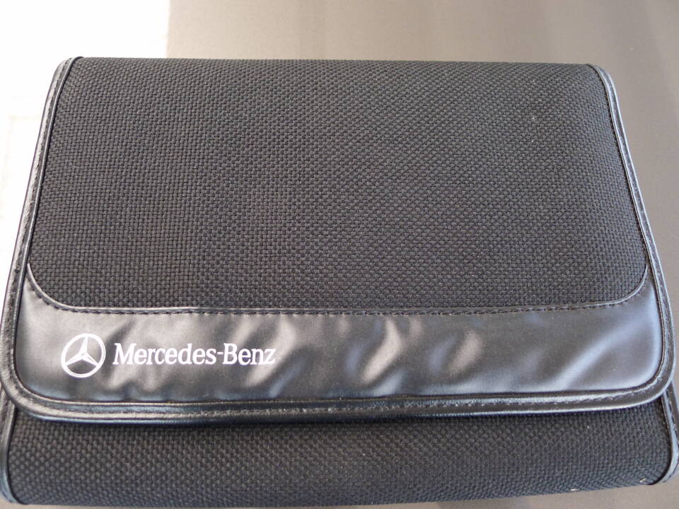 Image 17/34 de Mercedes-Benz 190 E 1.8 (1991)