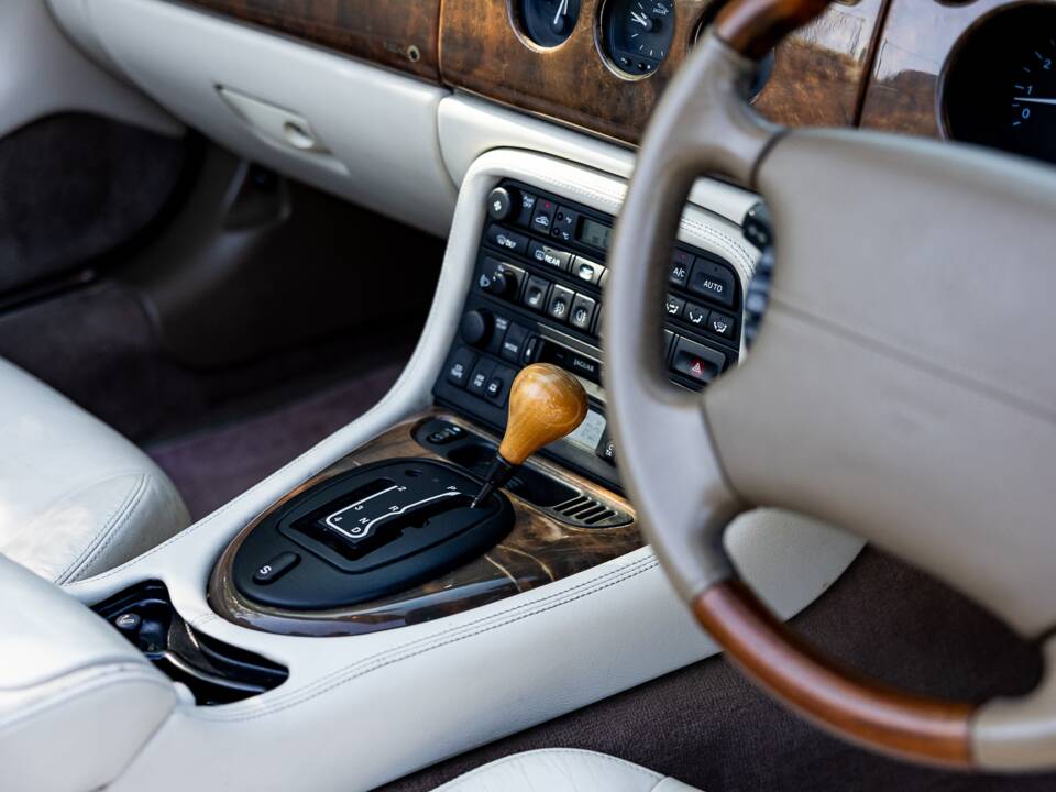 Immagine 24/42 di Jaguar XK8 4.0 (2001)