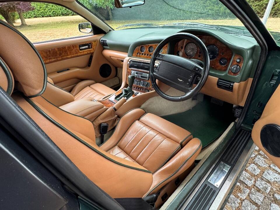 Image 17/30 of Aston Martin V8 Coupé (1996)