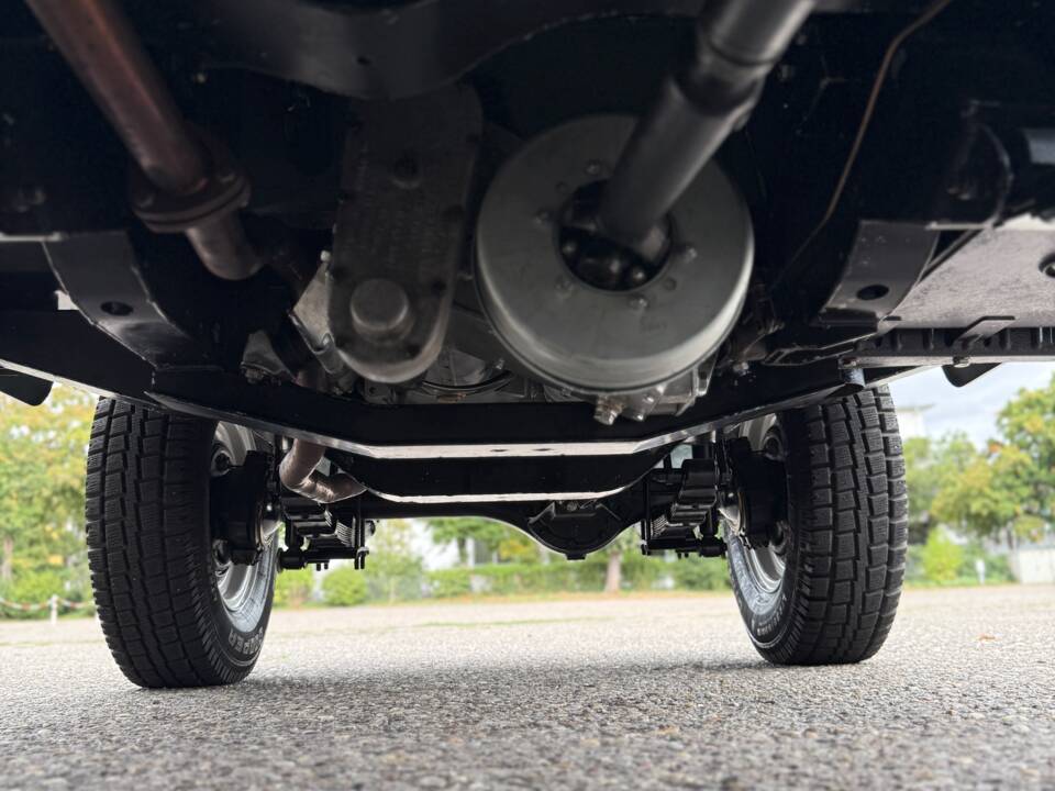 Image 15/20 of Land Rover 88 (1977)