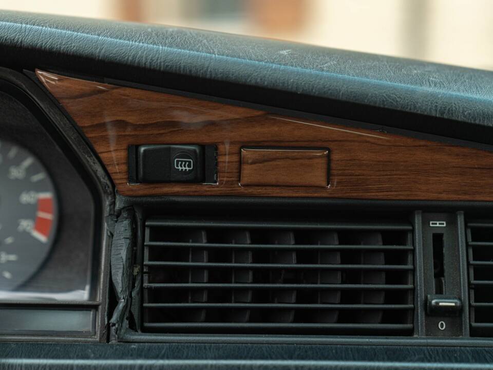 Image 29/50 of Mercedes-Benz 190 E 1.8 (1991)