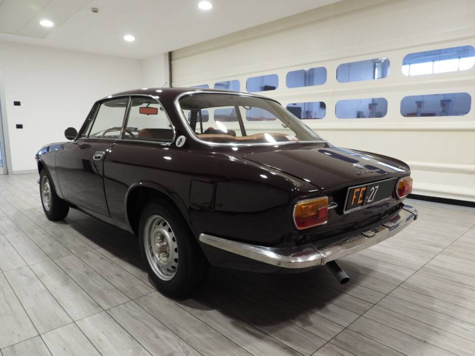 Bild 3/15 von Alfa Romeo Giulia 1300 GT Junior (1975)