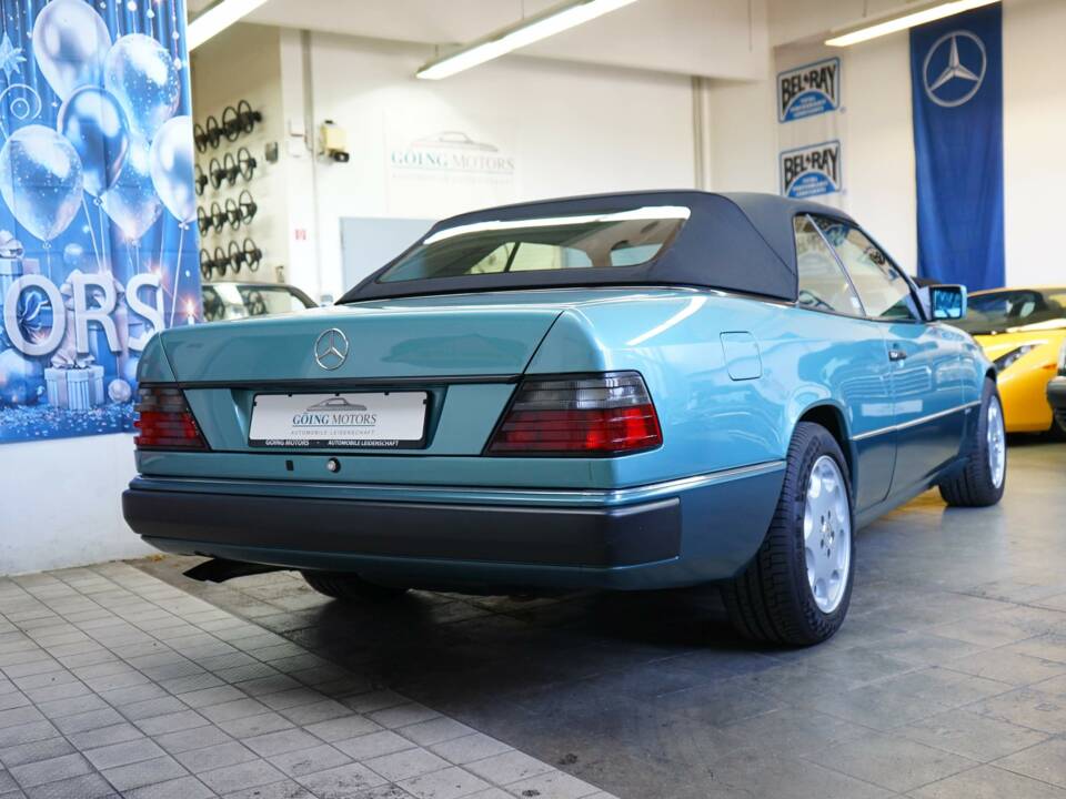 Afbeelding 18/50 van Mercedes-Benz 300 CE-24 (1993)