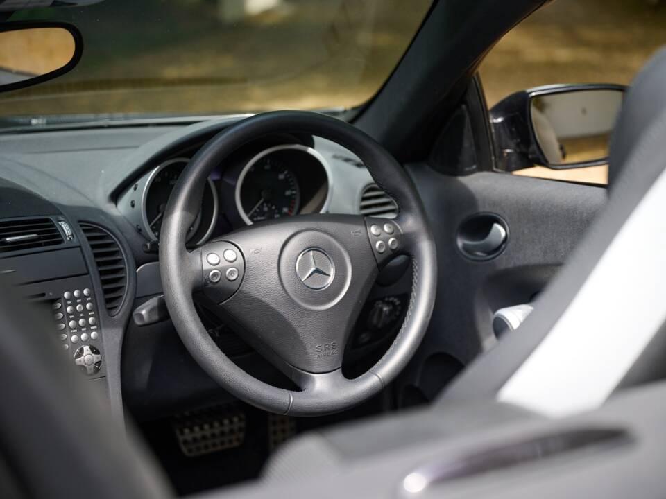 Image 45/50 of Mercedes-Benz SLK 350 (2004)