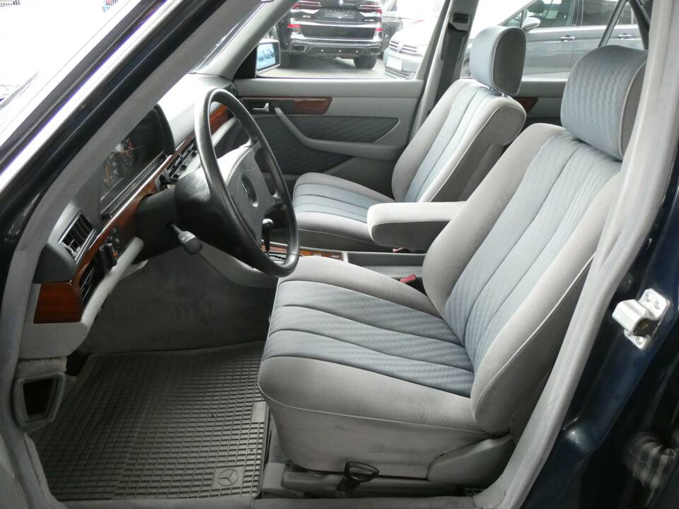 Bild 9/21 von Mercedes-Benz 300 SE (1990)