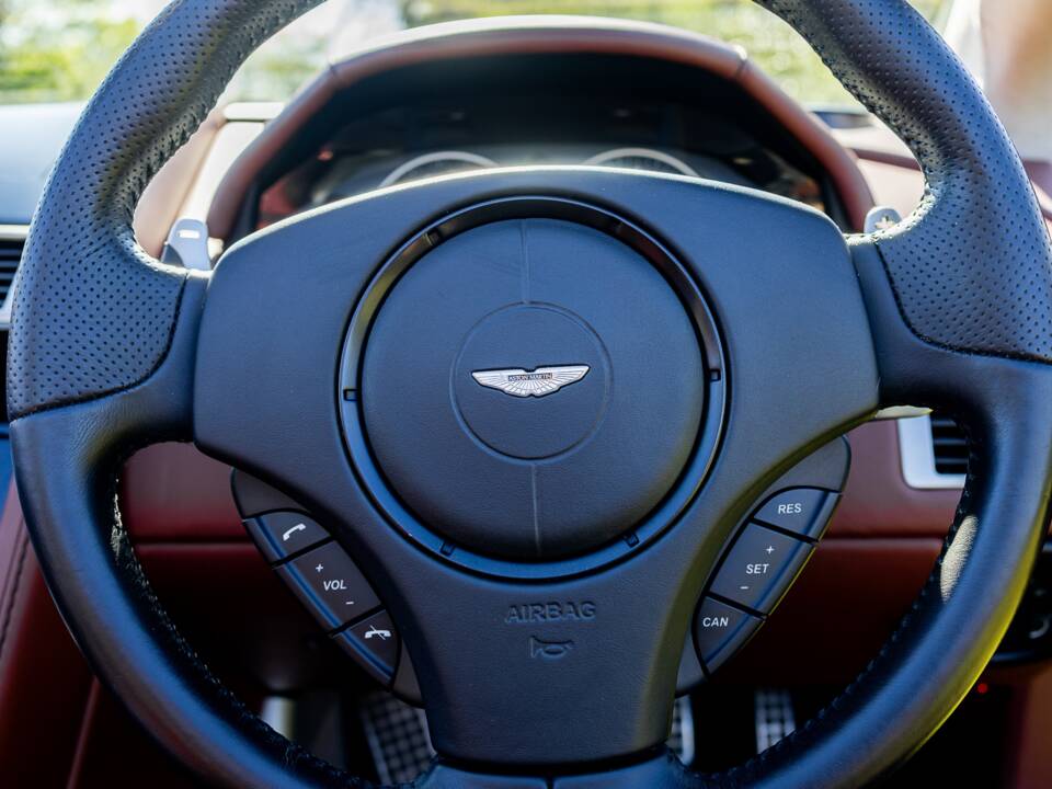 Image 30/39 of Aston Martin DBS Volante (2011)