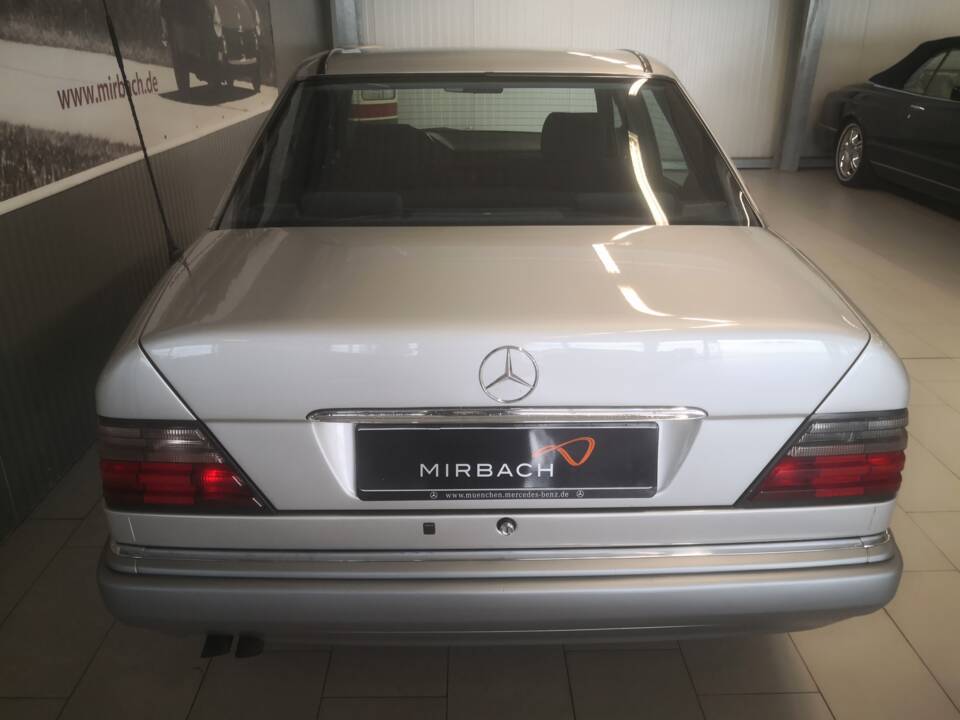 Bild 8/19 von Mercedes-Benz E 420 (1994)