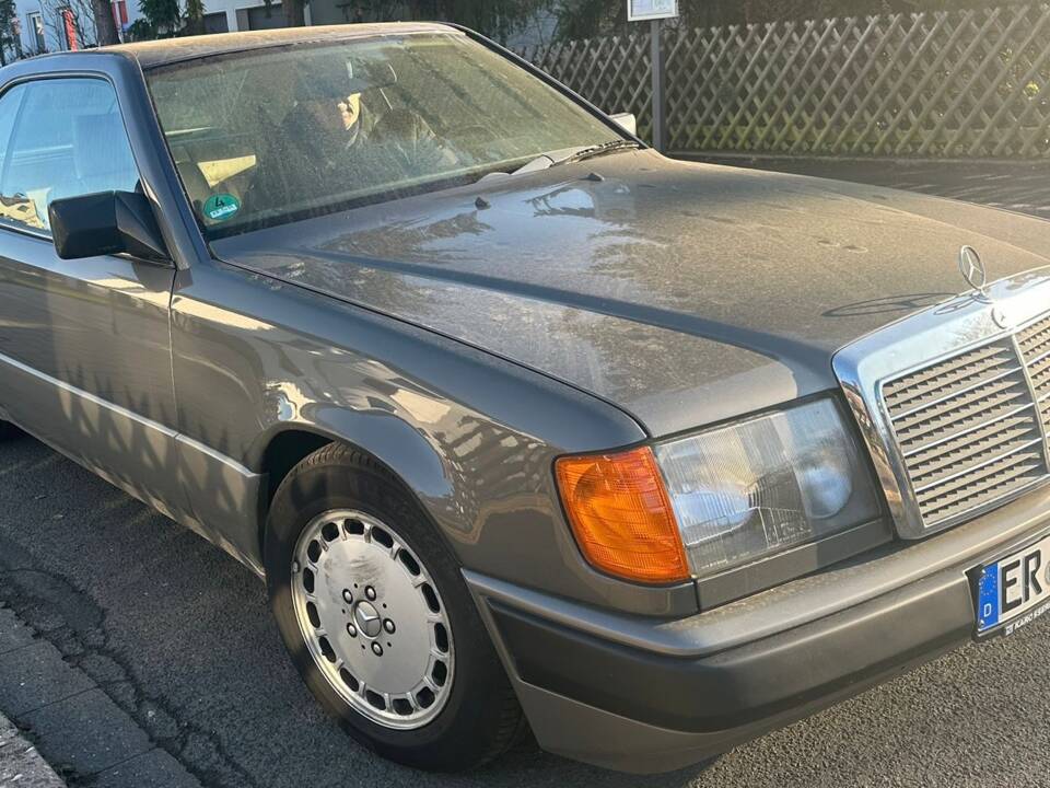 Immagine 1/12 di Mercedes-Benz 300 CE (1988)