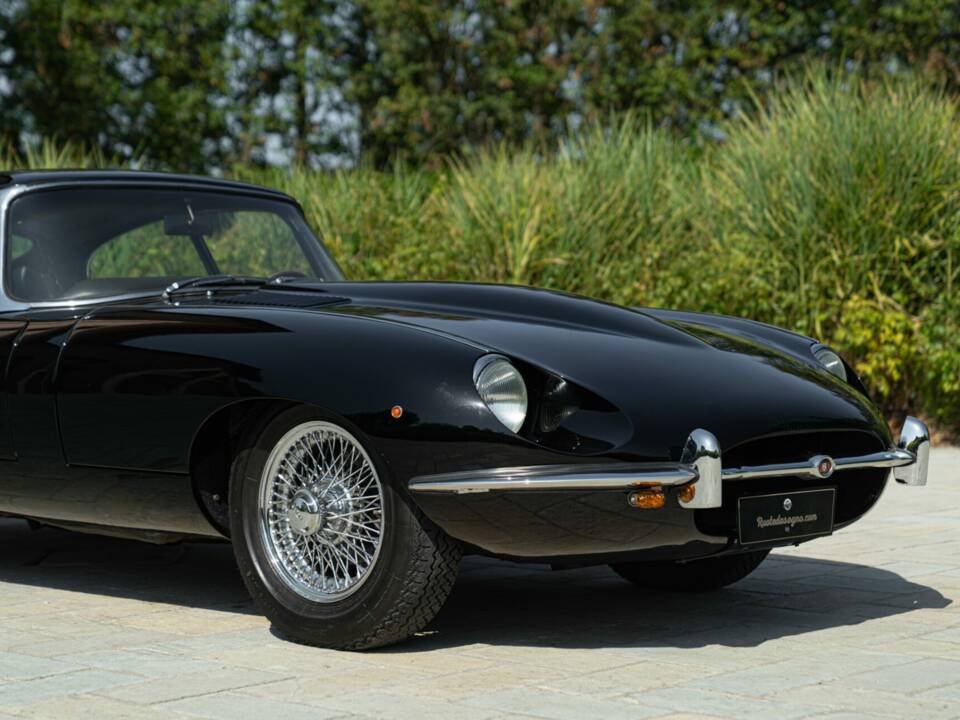 Image 26/50 de Jaguar E-Type (1968)