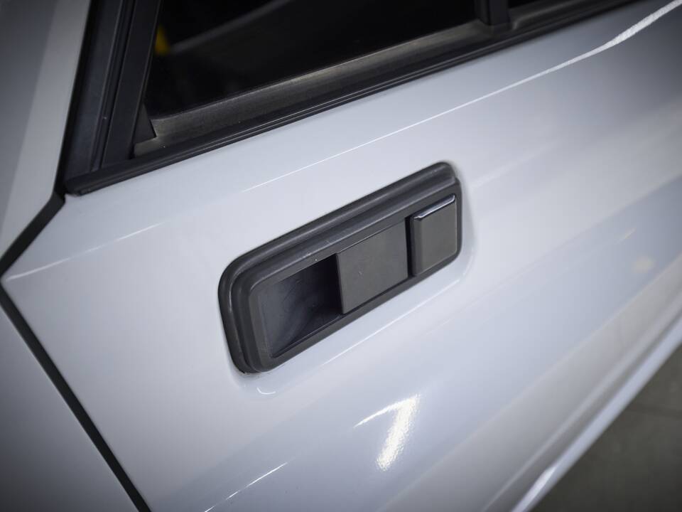 Image 78/93 of Lancia Delta HF Integrale Evoluzione I (1992)
