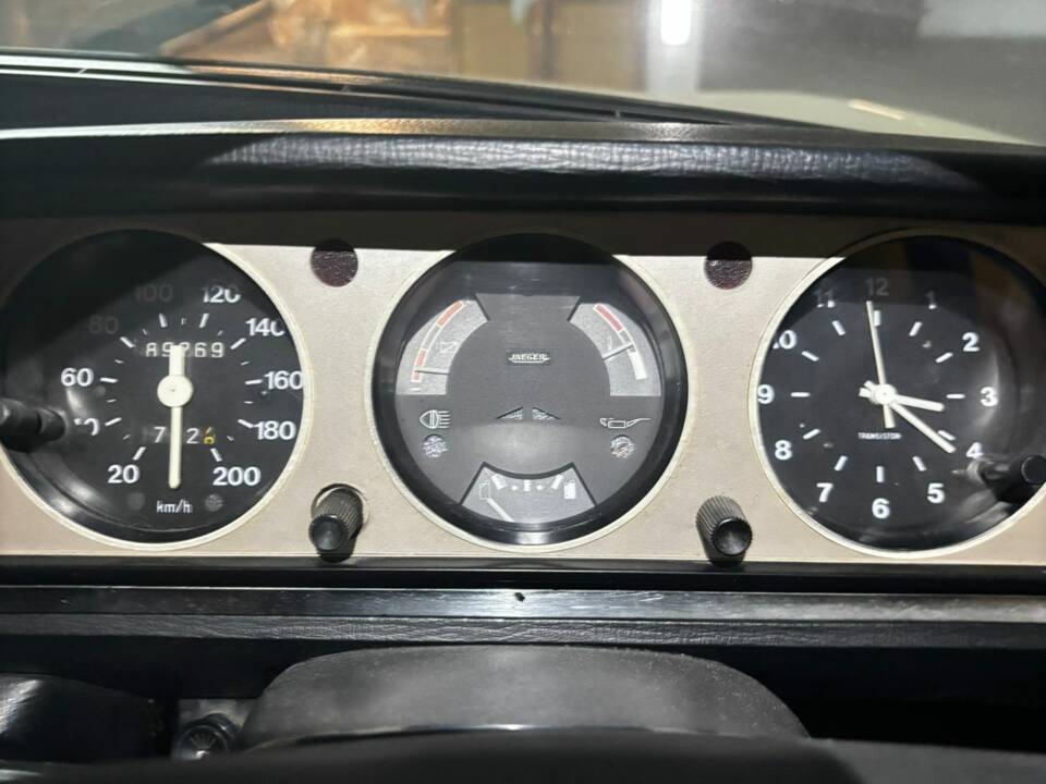 Image 35/55 de Peugeot 504 GL (1979)